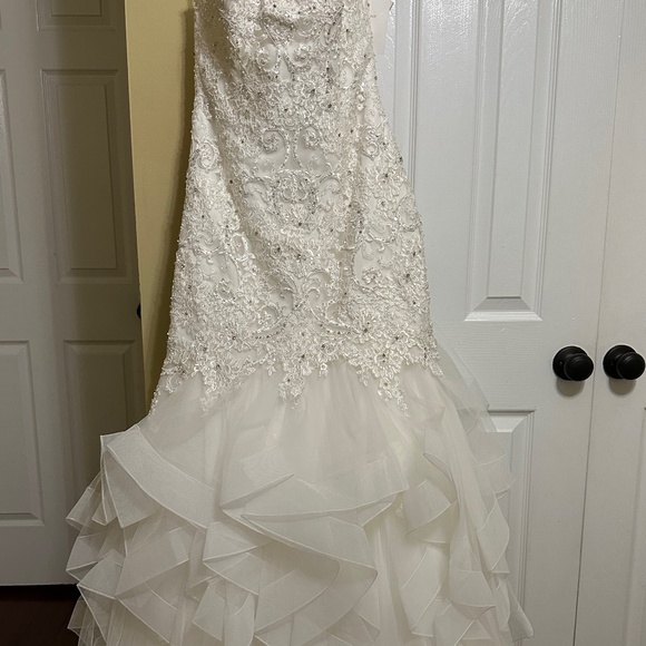 Beautiful Brand. New Wedding Dress Never tried on or worn. - Picture 1 of 3